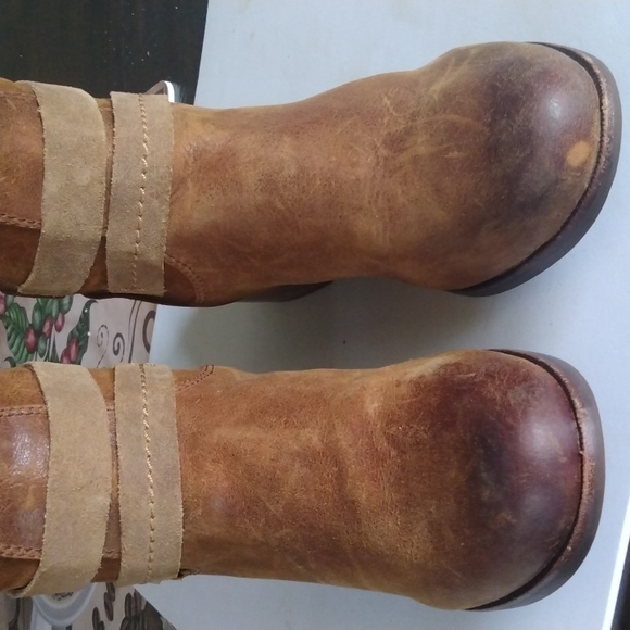 UGG Distressed Boots - Picture 12 of 16
